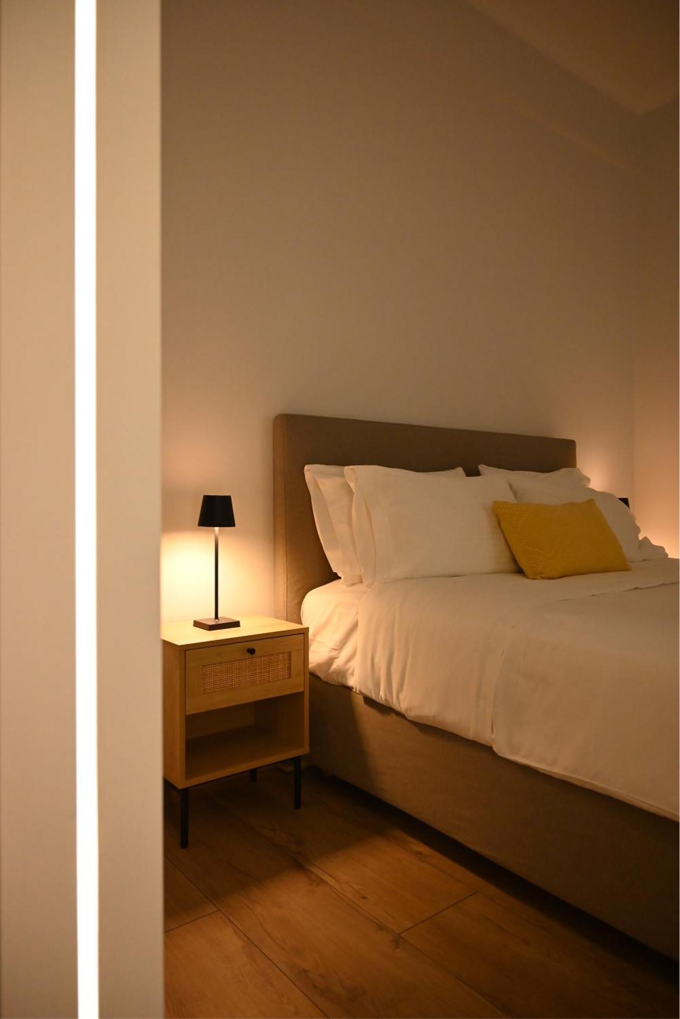 Minimal On The Shadow Of The Acropolis Apartment