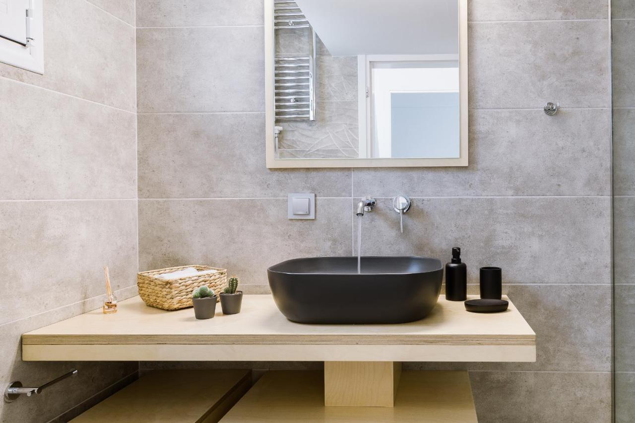 Apartment Minimal On The Shadow Of The Acropolis Athens