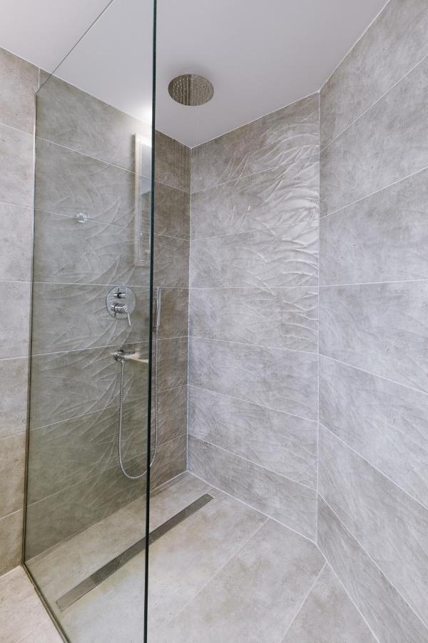Minimal On The Shadow Of The Acropolis Apartment